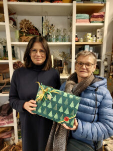 Weihnachtsgewinnspiel_Übergabe_2023_weltladen